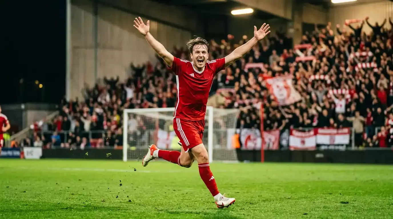 Fotbalista slaví gól na zeleném hřišti pod reflektory stadionu