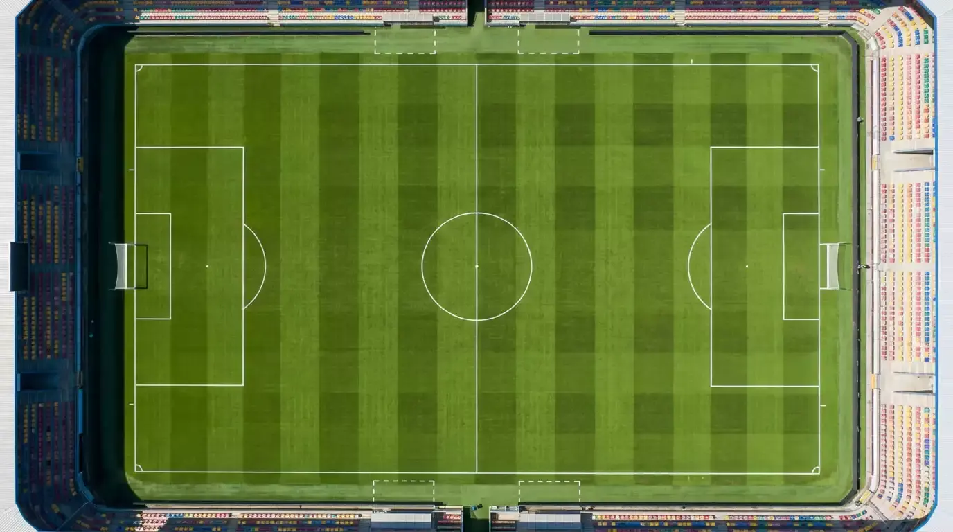 Pohled na zelený fotbalový trávník s bílými lajnami z tribuny českého stadionu