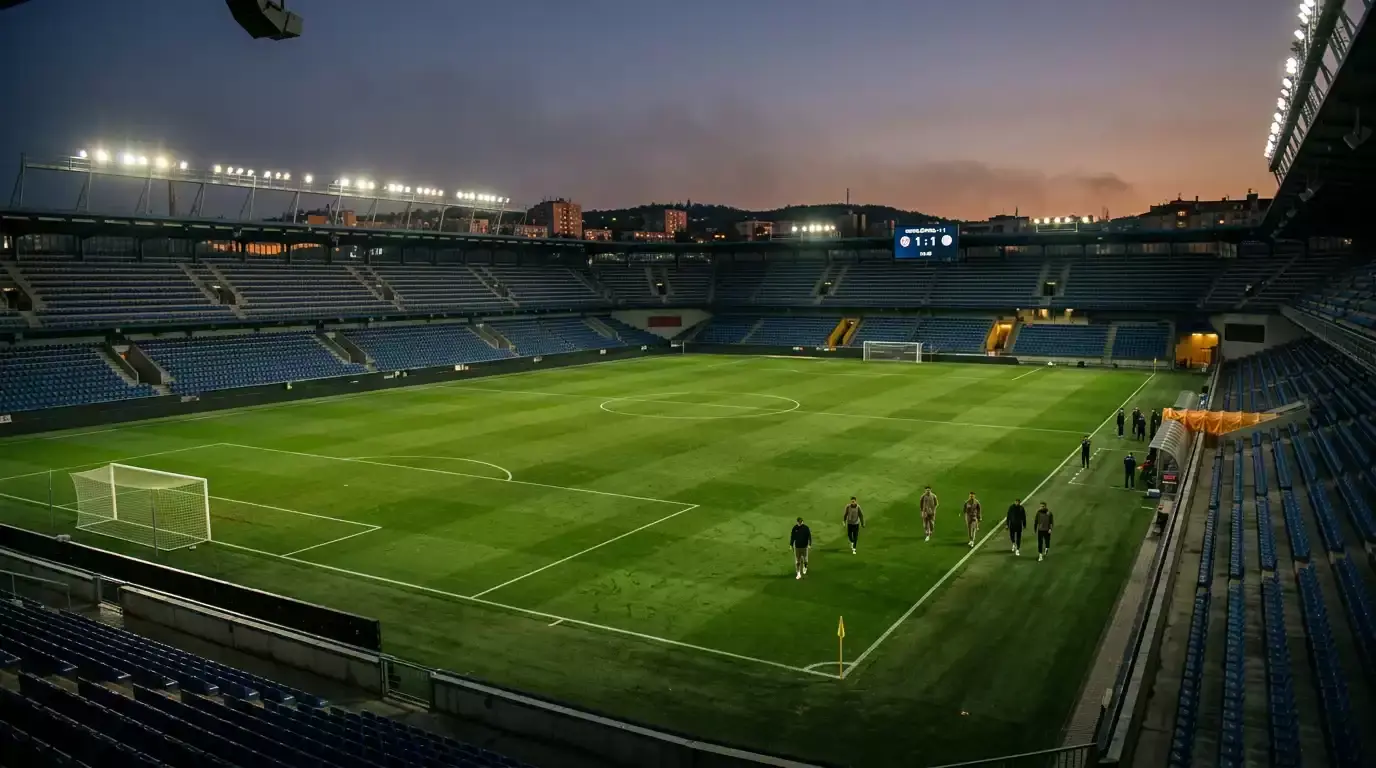 Fotbalový stadion v podvečerním světle po skončení zápasu